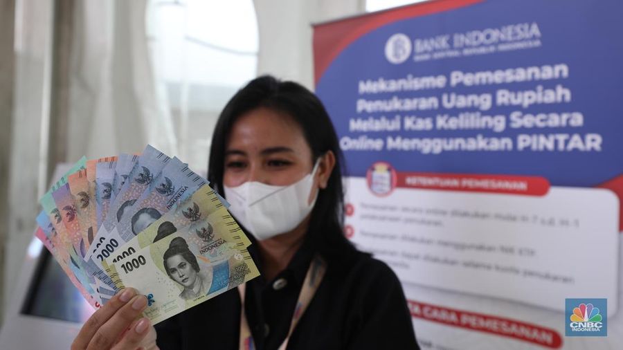 Pengunjung melihat Uang Rupiah Kertas Tahun Emisi 2022 (Uang TE 2022) dalam acara Festival Rupiah Berdaulat Bank Indonesia (FERBI) 2022 di Jakarta, Jumat (19/8/2022). (CNBC Indonesia/ Tri Susilo)
