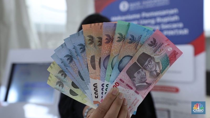 Pengunjung melihat Uang Rupiah Kertas Tahun Emisi 2022 (Uang TE 2022) dalam acara Festival Rupiah Berdaulat Bank Indonesia (FERBI) 2022 di Jakarta, Jumat (19/8/2022). (CNBC Indonesia/ Tri Susilo)