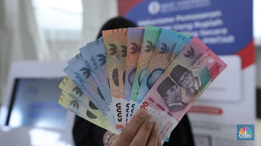 Pengunjung melihat Uang Rupiah Kertas Tahun Emisi 2022 (Uang TE 2022) dalam acara Festival Rupiah Berdaulat Bank Indonesia (FERBI) 2022 di Jakarta, Jumat (19/8/2022). (²©²ÊÍøÕ¾/ Tri Susilo)