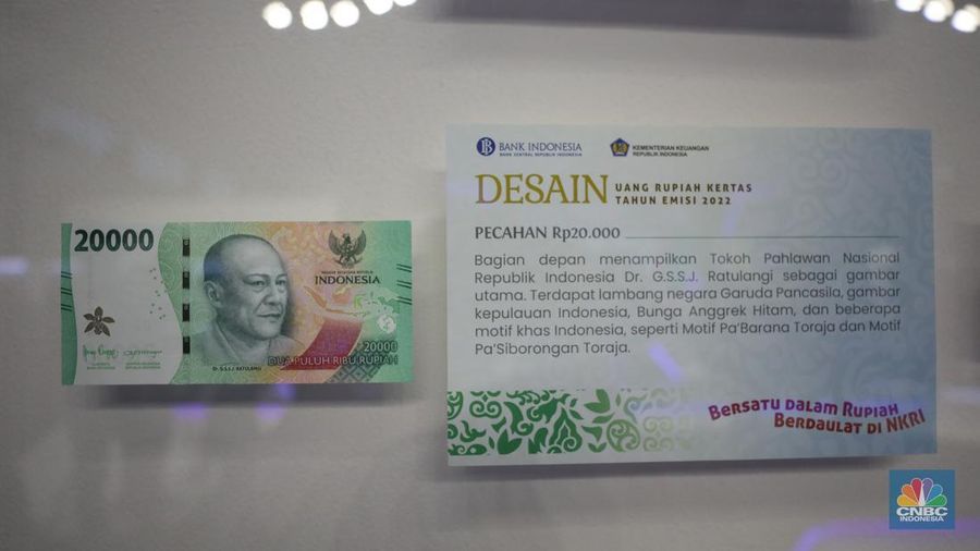 Pengunjung melihat Uang Rupiah Kertas Tahun Emisi 2022 (Uang TE 2022) dalam acara Festival Rupiah Berdaulat Bank Indonesia (FERBI) 2022 di Jakarta, Jumat (19/8/2022). (CNBC Indonesia/ Tri Susilo)