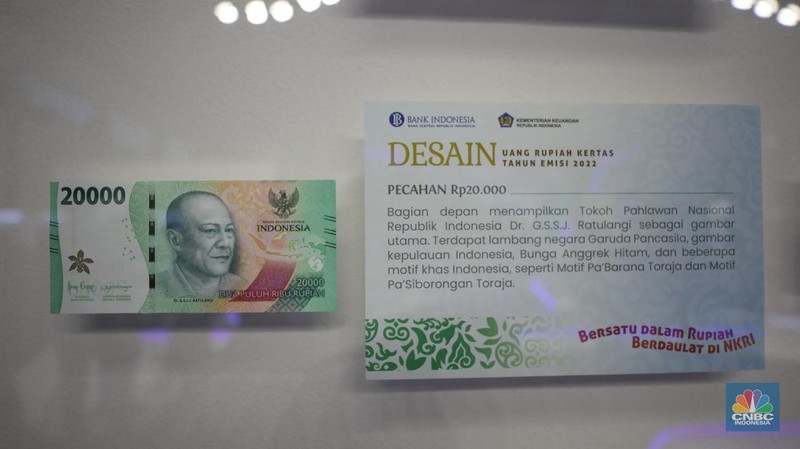 Pengunjung melihat Uang Rupiah Kertas Tahun Emisi 2022 (Uang TE 2022) dalam acara Festival Rupiah Berdaulat Bank Indonesia (FERBI) 2022 di Jakarta, Jumat (19/8/2022). (CNBC Indonesia/ Tri Susilo)