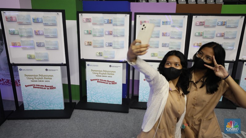 Pameran Uang Rupiah Kertas Tahun Emisi 2022 (Uang TE 2022) dalam acara Festival Rupiah Berdaulat Bank Indonesia Pengunjung melihat Uang Rupiah Kertas Tahun Emisi 2022 (Uang TE 2022) dalam acara Festival Rupiah Berdaulat Bank Indonesia (FERBI) 2022 di Jakarta, Jumat (19/8/2022). (CNBC Indonesia/ Tri Susilo)