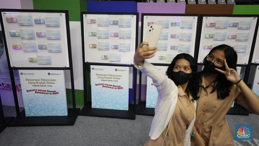 Pengunjung melihat Uang Rupiah Kertas Tahun Emisi 2022 (Uang TE 2022) dalam acara Festival Rupiah Berdaulat Bank Indonesia (FERBI) 2022 di Jakarta, Jumat (19/8/2022). (CNBC Indonesia/ Tri Susilo)