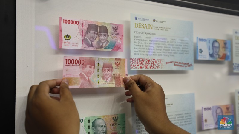 Tersangka kasus dugaan korupsi lahan sawit PT Duta Palma dengan kerugian Rp 78 triliun, Surya Darmadi (kemeja putih-tengah) tiba di gedung Kejaksaan Agung, Jakarta, Senin (15/8/2022). Kepulangan Surya Darmadi ke Tanah Air untuk menghadiri pemeriksaan atas kasusnya. (CNBC Indonesia/ Muhammad Sabki)