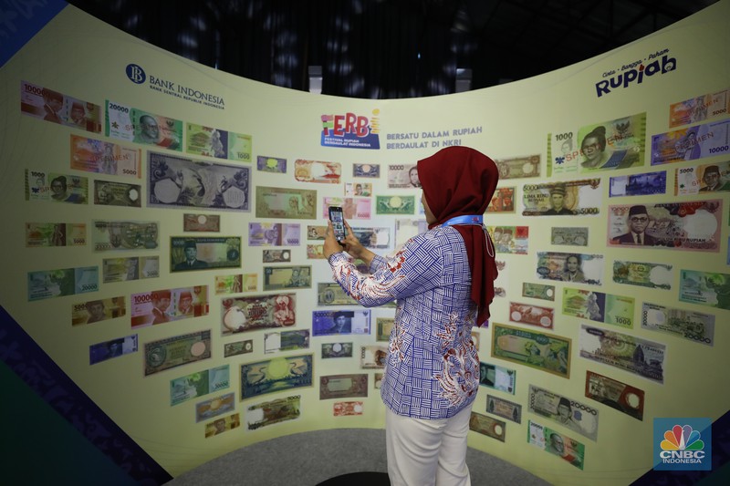 Pameran Uang Rupiah Kertas Tahun Emisi 2022 (Uang TE 2022) dalam acara Festival Rupiah Berdaulat Bank Indonesia Pengunjung melihat Uang Rupiah Kertas Tahun Emisi 2022 (Uang TE 2022) dalam acara Festival Rupiah Berdaulat Bank Indonesia (FERBI) 2022 di Jakarta, Jumat (19/8/2022). (CNBC Indonesia/ Tri Susilo)