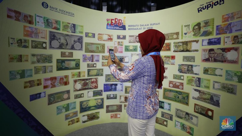 Pengunjung melihat Uang Rupiah Kertas Tahun Emisi 2022 (Uang TE 2022) dalam acara Festival Rupiah Berdaulat Bank Indonesia (FERBI) 2022 di Jakarta, Jumat (19/8/2022). (CNBC Indonesia/ Tri Susilo)
