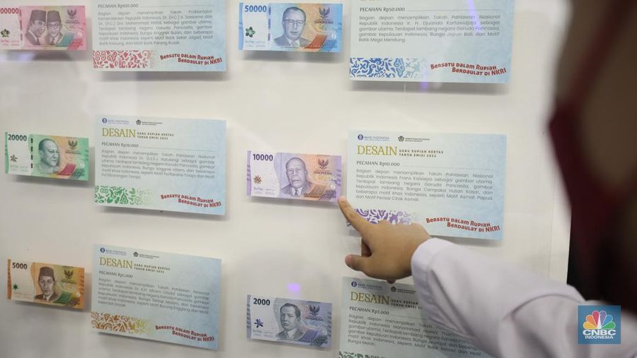 Pengunjung melihat Uang Rupiah Kertas Tahun Emisi 2022 (Uang TE 2022) dalam acara Festival Rupiah Berdaulat Bank Indonesia (FERBI) 2022 di Jakarta, Jumat (19/8/2022). (²©²ÊÍøÕ¾/ Tri Susilo)