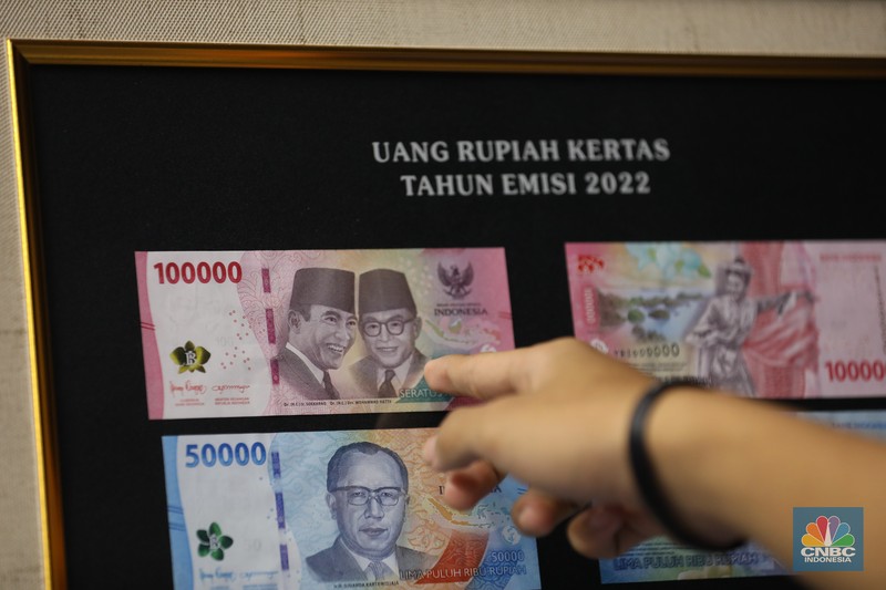 Pameran Uang Rupiah Kertas Tahun Emisi 2022 (Uang TE 2022) dalam acara Festival Rupiah Berdaulat Bank Indonesia Pengunjung melihat Uang Rupiah Kertas Tahun Emisi 2022 (Uang TE 2022) dalam acara Festival Rupiah Berdaulat Bank Indonesia (FERBI) 2022 di Jakarta, Jumat (19/8/2022). (CNBC Indonesia/ Tri Susilo)