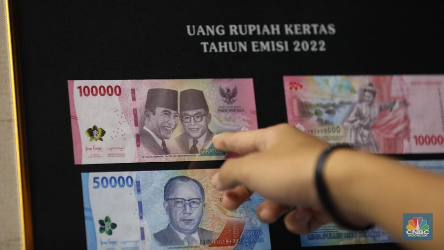 Pengunjung melihat Uang Rupiah Kertas Tahun Emisi 2022 (Uang TE 2022) dalam acara Festival Rupiah Berdaulat Bank Indonesia (FERBI) 2022 di Jakarta, Jumat (19/8/2022). (CNBC Indonesia/ Tri Susilo)