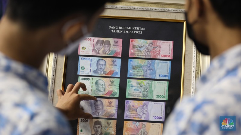 Pameran Uang Rupiah Kertas Tahun Emisi 2022 (Uang TE 2022) dalam acara Festival Rupiah Berdaulat Bank Indonesia Pengunjung melihat Uang Rupiah Kertas Tahun Emisi 2022 (Uang TE 2022) dalam acara Festival Rupiah Berdaulat Bank Indonesia (FERBI) 2022 di Jakarta, Jumat (19/8/2022). (CNBC Indonesia/ Tri Susilo)