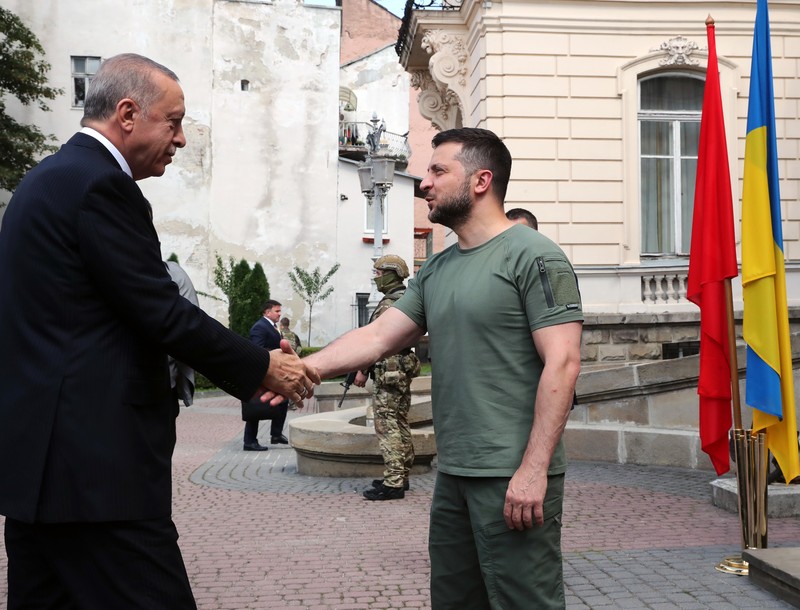 Presiden Turki Recep Tayy Erdogan (kiri) bertemu dengan Presiden Ukraina Volodymyr Zelenskyy (kanan) di Lviv, Ukraina, Kamis (18/8/2022). (Photo by Turkish Presidency/Handout/Anadolu Agency via Getty Images)
