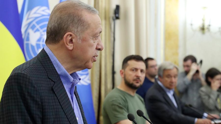 Presiden Turki Recep Tayyip Erdogan bertemu dengan Presiden Ukraina Volodymyr Zelenskyy dan Sekretaris Jenderal PBB Antonio Guterres