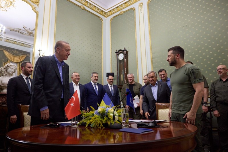 Presiden Turki Recep Tayy Erdogan (kiri) bertemu dengan Presiden Ukraina Volodymyr Zelenskyy Presiden Turki Recep Tayy Erdogan (kiri) bertemu dengan Presiden Ukraina Volodymyr Zelenskyy (kanan) di Lviv, Ukraina, Kamis (18/8/2022). (Photo by Turkish Presidency/Handout/Anadolu Agency via Getty Images)
