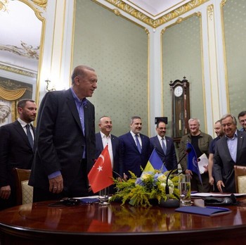 Intip Gaya Erdogan Temui Zelensky di Ukraina, Ada yang Beda?