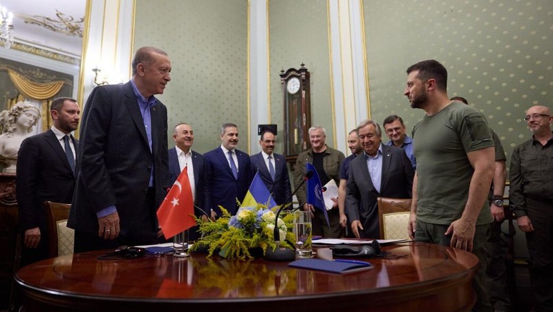 Presiden Turki Recep Tayy Erdogan (kiri) bertemu dengan Presiden Ukraina Volodymyr Zelenskyy (kanan) di Lviv, Ukraina, Kamis (18/8/2022). (Photo by Turkish Presidency/Handout/Anadolu Agency via Getty Images)