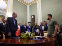 Intip Gaya Erdogan Temui Zelensky di Ukraina, Ada yang Beda?