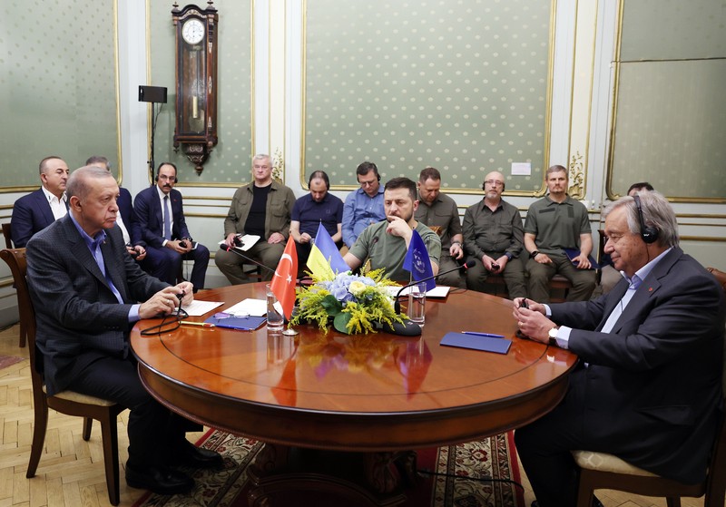 Presiden Turki Recep Tayy Erdogan (kiri) bertemu dengan Presiden Ukraina Volodymyr Zelenskyy (kanan) di Lviv, Ukraina, Kamis (18/8/2022). (Photo by Turkish Presidency/Handout/Anadolu Agency via Getty Images)