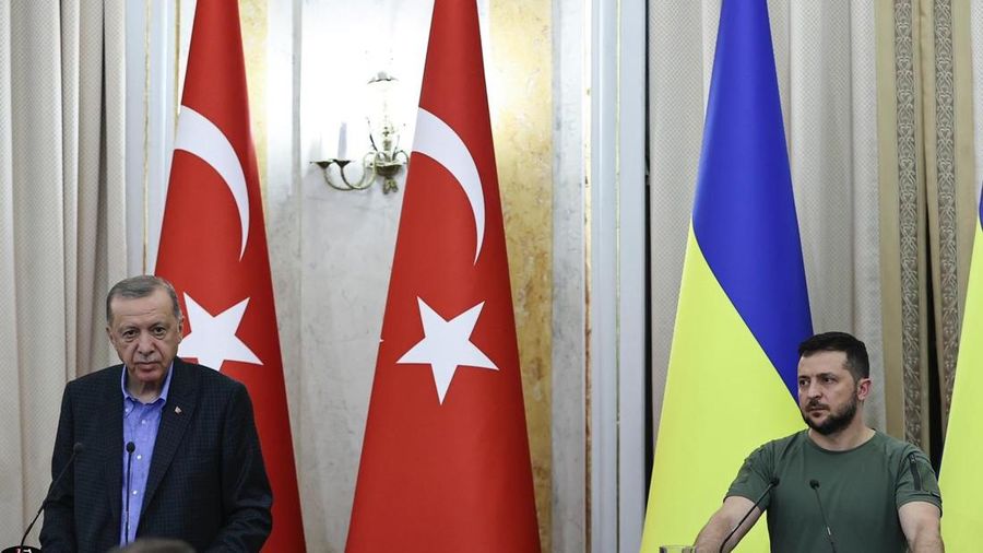 Presiden Turki Recep Tayyip Erdogan (kiri), Presiden Ukraina Volodymyr Zelenskyy (kanan) mengadakan konferensi pers bersama setelah pertemuan mereka di Lviv, Ukraina, Kamis (18/8/2022). (Photo by Emin Sansar/Anadolu Agency via Getty Images)