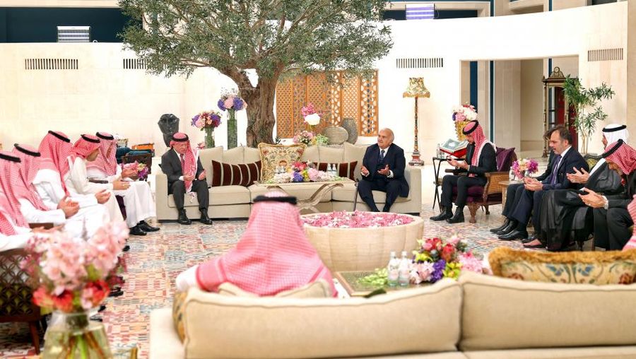 Putra Mahkota Kerajaan Hashemite Yordania, Al Hussein bin Abdullah II bertunangan dengan wanita Arab Saudi, Rajwa Khalid bin Musaed bin Saif bin Abdulaziz al-Saif. (Foto: Royal Hashemite Court)