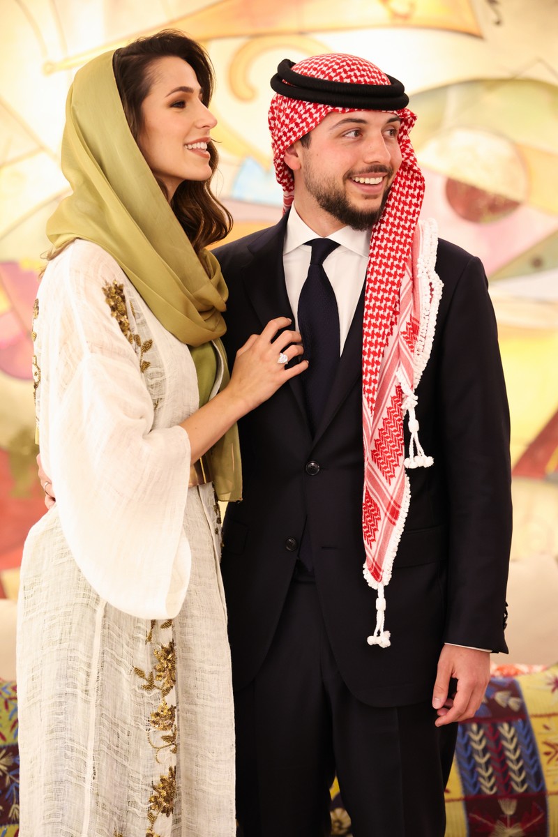Putra Mahkota Kerajaan Hashemite Yordania, Al Hussein bin Abdullah II bertunangan dengan wanita Arab Saudi, Rajwa Khalid bin Musaed bin Saif bin Abdulaziz al-Saif. Putra Mahkota Kerajaan Hashemite Yordania, Al Hussein bin Abdullah II bertunangan dengan wanita Arab Saudi, Rajwa Khalid bin Musaed bin Saif bin Abdulaziz al-Saif. (Foto: Royal Hashemite Court)