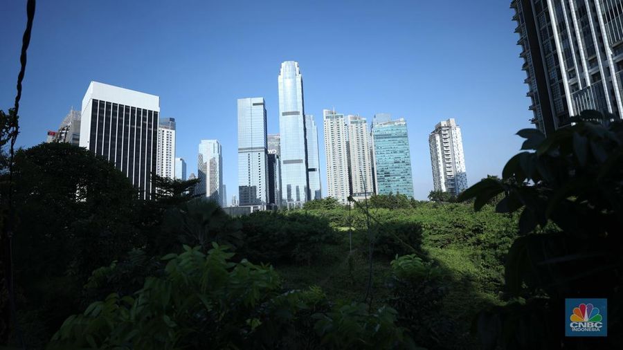 Suasana lahan kosong dengan latar belakang gedung-gedung di kawasan Rasuna Said Kuningan, Jakarta, Jumat (19/8/2022). (CNBC Indonesia/ Tri Susilo)