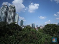 Suasana lahan kosong dengan latar belakang gedung megah di kawasan Sudirman, Jakarta, Jumat (19/8/2022). (CNBC Indonesia/ Tri Susilo)