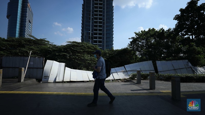Suasana lahan kosong di kawasan Tendean, Jakarta, Jumat (9/8/2022). (CNBC Indonesia/  Tri Susilo)
