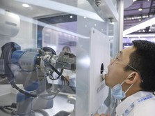 Cek Warga China Mencoba Robot Tes Covid-19, Lembut dan Nyaman