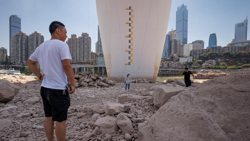 The central pillar of Qiansimen bridge stands exposed on the dried-up riverbed of the Jialing river, a tributary of the Yangtze, that is approaching record-low water levels in Chongqing, China, August 18, 2022.   REUTERS/Thomas Peter