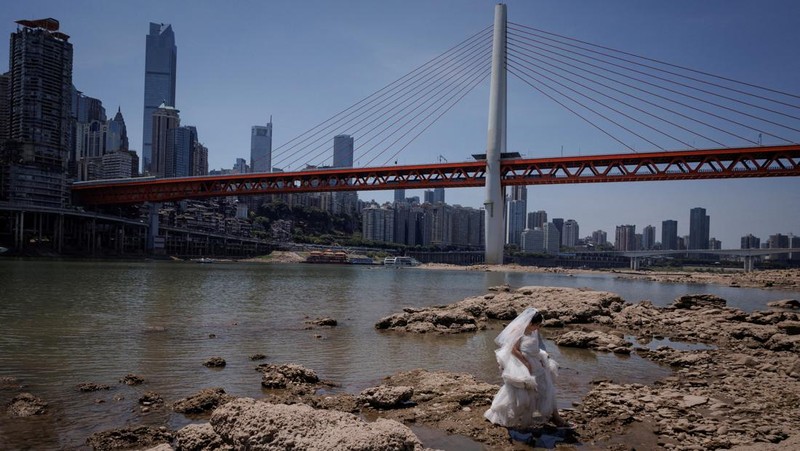 The central pillar of Qiansimen bridge stands exposed on the dried-up riverbed of the Jialing river, a tributary of the Yangtze, that is approaching record-low water levels in Chongqing, China, August 18, 2022.   REUTERS/Thomas Peter