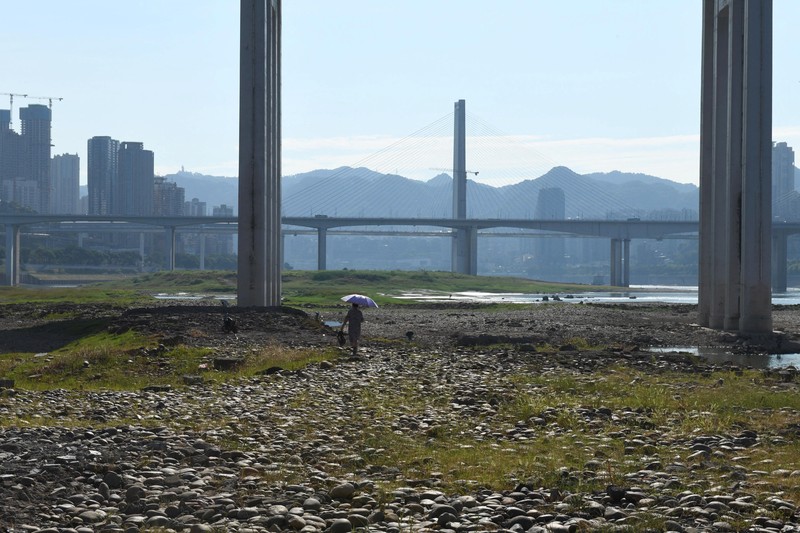 CHINA-WEATHER/ The central pillar of Qiansimen bridge stands exposed on the dried-up riverbed of the Jialing river, a tributary of the Yangtze, that is approaching record-low water levels in Chongqing, China, August 18, 2022. REUTERS/Thomas Peter