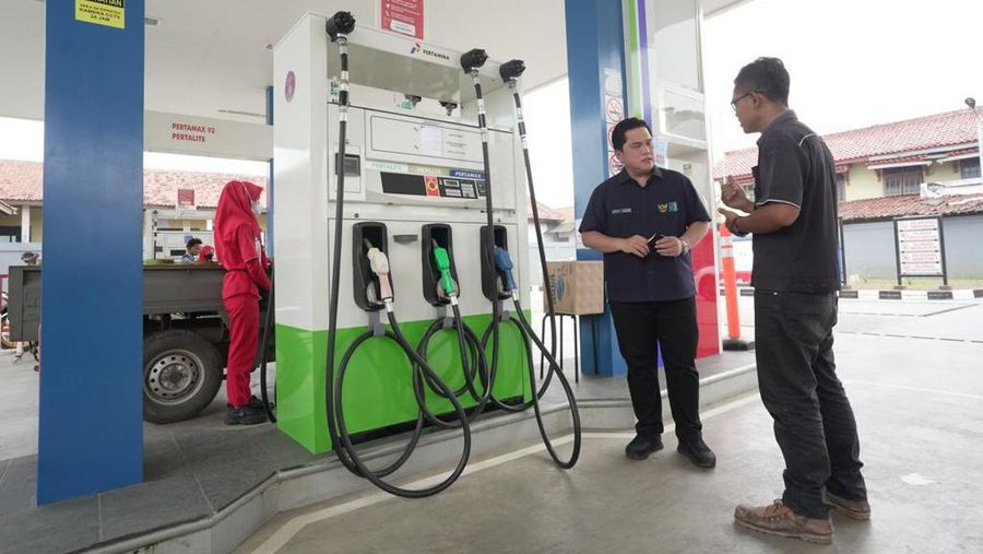 Menteri Badan Usaha Milik Negara (BUMN) Erick Thohir berkomitmen memastikan ketersediaan pasokan bahan bakar minyak (BBM). Usai meresmikan Jembatan Sungai Kimarpu di Pagedangan Udik, Kronjo, Kabupatan Tangerang, Banten, pada Sabtu (20/8/2022), Erick menyempatkan diri melakukan inspeksi mendadak (sidak) ke sejumlah Stasiun Pengisian Bahan Bakar Umum (SPBU) di Tangerang. (Dok.BUMN)