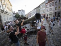 Ketika Bangkai Tank Rusia Jadi Objek Selfie Turis di Ukraina