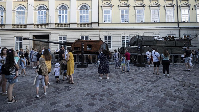 LVIV, UKRAINE - AUGUST 20: People visit the Russian equipment destroyed by the Armed Forces of Ukraine at the Market Square as the Russia-Ukraine war continues especially in Donetsk region in the east, in Lviv Oblast, Ukraine on August 20, 2022. (Photo by Metin Aktas/Anadolu Agency via Getty Images)