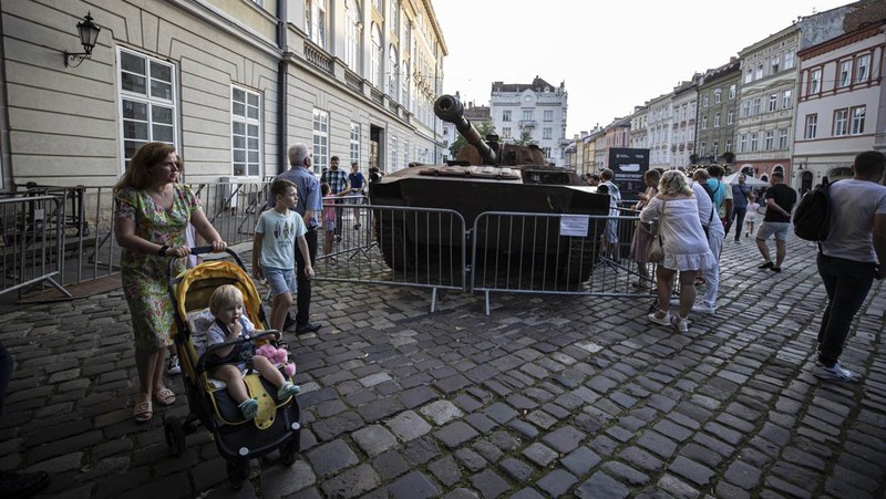 LVIV, UKRAINE - AUGUST 20: People visit the Russian equipment destroyed by the Armed Forces of Ukraine at the Market Square as the Russia-Ukraine war continues especially in Donetsk region in the east, in Lviv Oblast, Ukraine on August 20, 2022. (Photo by Metin Aktas/Anadolu Agency via Getty Images)