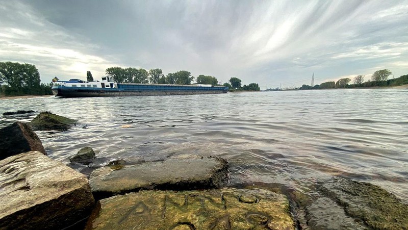 Salah satu 'batu kelaparan' muncul saat permukaan air surut di Worms, Jerman pada 17 Agustus 2022.