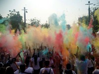 Top! 5.000 Pelari Semarakkan BRImo Colourful Run 2022