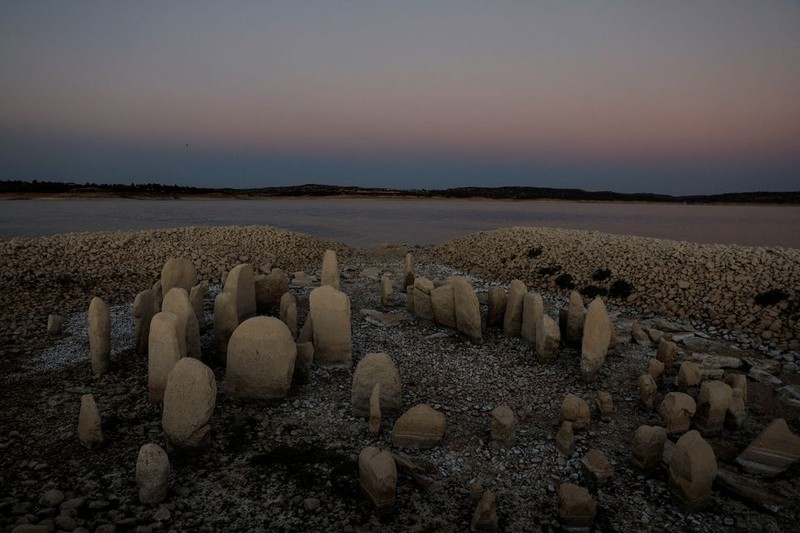 Batu kelaparan di Jerman Salah satu 'batu kelaparan' muncul saat permukaan air surut di Worms, Jerman pada 17 Agustus 2022.