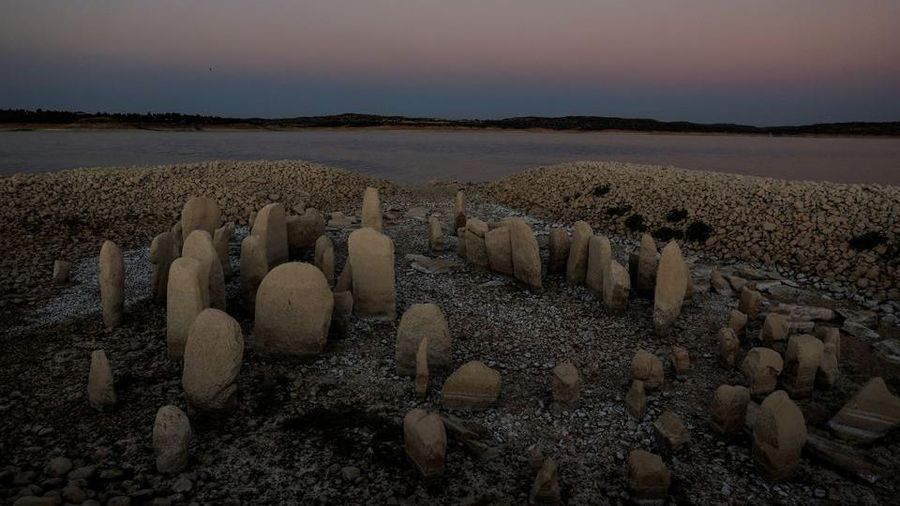 Salah satu 'batu kelaparan' muncul saat permukaan air surut di Worms, Jerman pada 17 Agustus 2022.