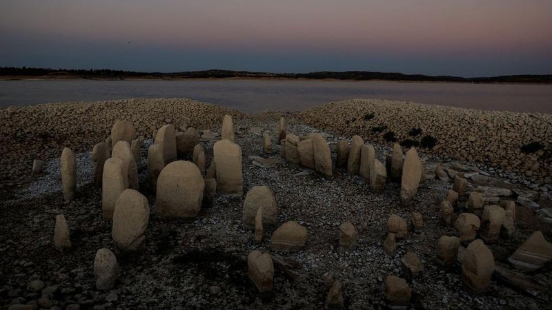 Salah satu 'batu kelaparan' muncul saat permukaan air surut di Worms, Jerman pada 17 Agustus 2022.