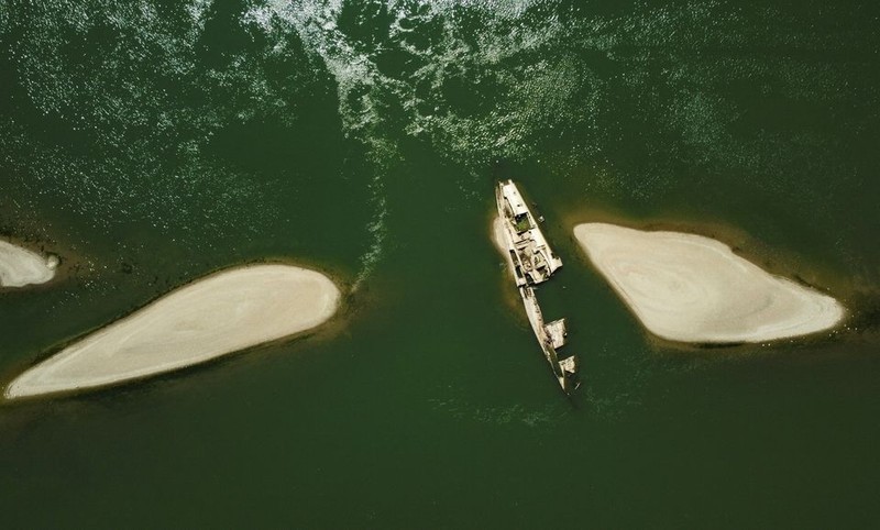 Batu kelaparan di Jerman Salah satu 'batu kelaparan' muncul saat permukaan air surut di Worms, Jerman pada 17 Agustus 2022.