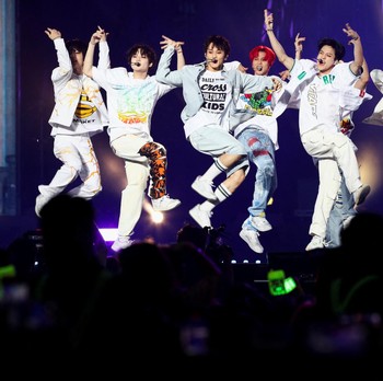 Bikin Histeris! Intip Aksi Panggung Idola Kpop di SMTOWN LIVE