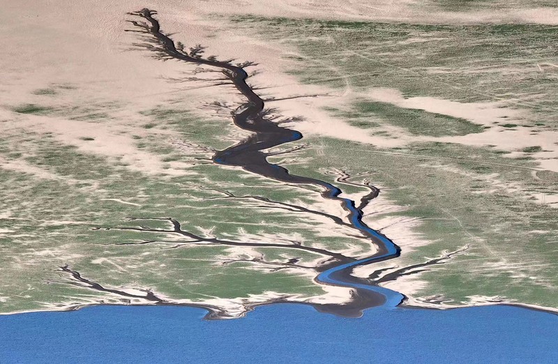 1242645569 NANCHANG, CHINA - AUGUST 21, 2022 - An aerial photo shows a tree-shaped pattern after drought in the Jinxian section of Poyang Lake in Nanchang, Jiangxi province, China, Aug 21, 2022. Affected by low rainfall and continuous high temperature, the Yangtze River Basin has seen a rare drought. Poyang Lake has entered the low dry season more than 100 days ahead of schedule, setting the record of the earliest low dry season. The water surface area of Poyang Lake has shrunk by 3/4 compared with that in June. (Photo credit should read CFOTO/Future Publishing via Getty Images)