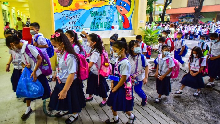 1242646388 Students attend the first day of in-person classes after years-long Covid-19 lockdowns at Pedro Guevara Elementary School in Manila on August 22, 2022. (Photo by Maria Tan / AFP) (Photo by MARIA TAN/AFP via Getty Images)