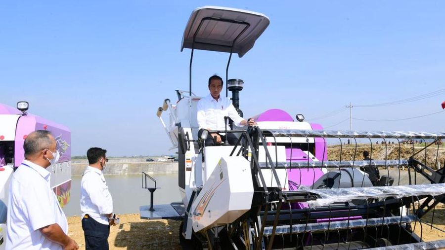 Presiden Jokowi meninjau alat dan mesin pertanian (Alsintan) dan menyerahkan secara simbolis Taksi Alsintan kepada perwakilan kelompok tani, Kabupaten Gresik, 22 Agustus 2022. (Foto: Muchlis Jr - Biro Pers Sekretariat Presiden)