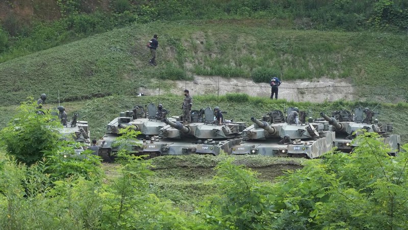 South Korean army K-9 self-propelled howitzers take positions in Paju, near the border with North Korea, South Korea, Monday, Aug. 22, 2022. The United States and South Korea began their biggest combined military training in years Monday as they heighten their defense posture against the growing North Korean nuclear threat. (AP Photo/Ahn Young-joon)