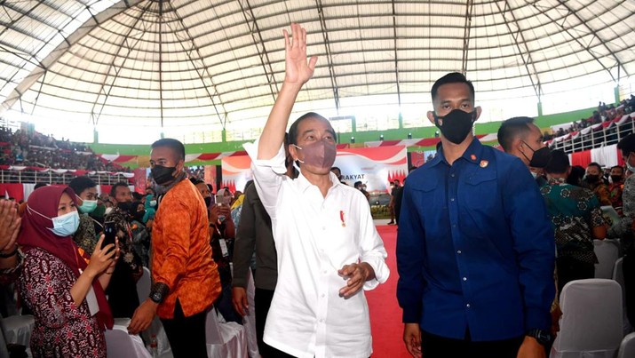 Presiden Joko Widodo didampingi Ibu Iriana Joko Widodo menyerahkan sertifikat tanah untuk rakyat di Gelora Delta, Kabupaten Sidoarjo, pada Senin, 22 Agustus 2022. (Rusman - Biro Pers Sekretariat Presiden) Presiden Joko Widodo didampingi Ibu Iriana Joko Widodo menyerahkan sertifikat tanah untuk rakyat di Gelora Delta, Kabupaten Sidoarjo, pada Senin, 22 Agustus 2022. (Rusman - Biro Pers Sekretariat Presiden)