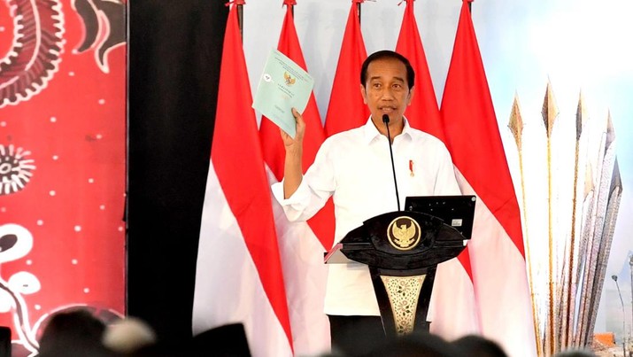 Presiden Joko Widodo didampingi Ibu Iriana Joko Widodo menyerahkan sertifikat tanah untuk rakyat di Gelora Delta, Kabupaten Sidoarjo, pada Senin, 22 Agustus 2022. (Rusman - Biro Pers Sekretariat Presiden)