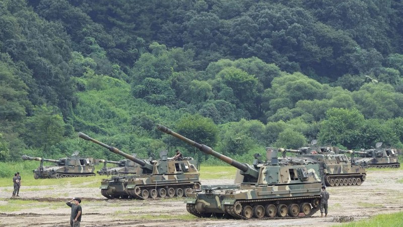 South Korean army K-9 self-propelled howitzers take positions in Paju, near the border with North Korea, South Korea, Monday, Aug. 22, 2022. The United States and South Korea began their biggest combined military training in years Monday as they heighten their defense posture against the growing North Korean nuclear threat. (AP Photo/Ahn Young-joon)