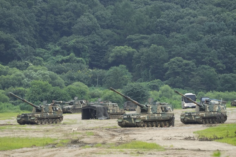 South Korea Koreas Tensions South Korean army K-9 self-propelled howitzers take positions in Paju, near the border with North Korea, South Korea, Monday, Aug. 22, 2022. The United States and South Korea began their biggest combined military training in years Monday as they heighten their defense posture against the growing North Korean nuclear threat. (AP Photo/Ahn Young-joon)